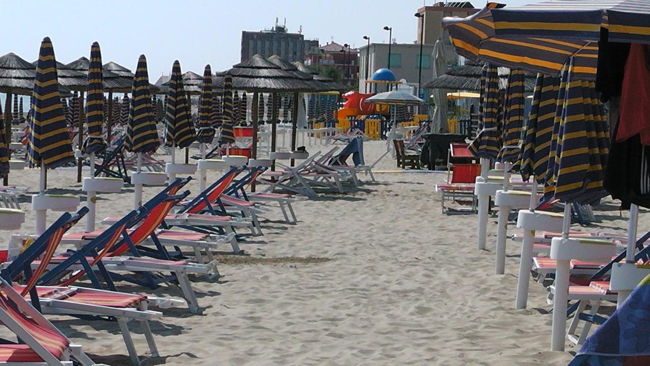 Hotel Biancaneve Wellness Marotta Esterno foto