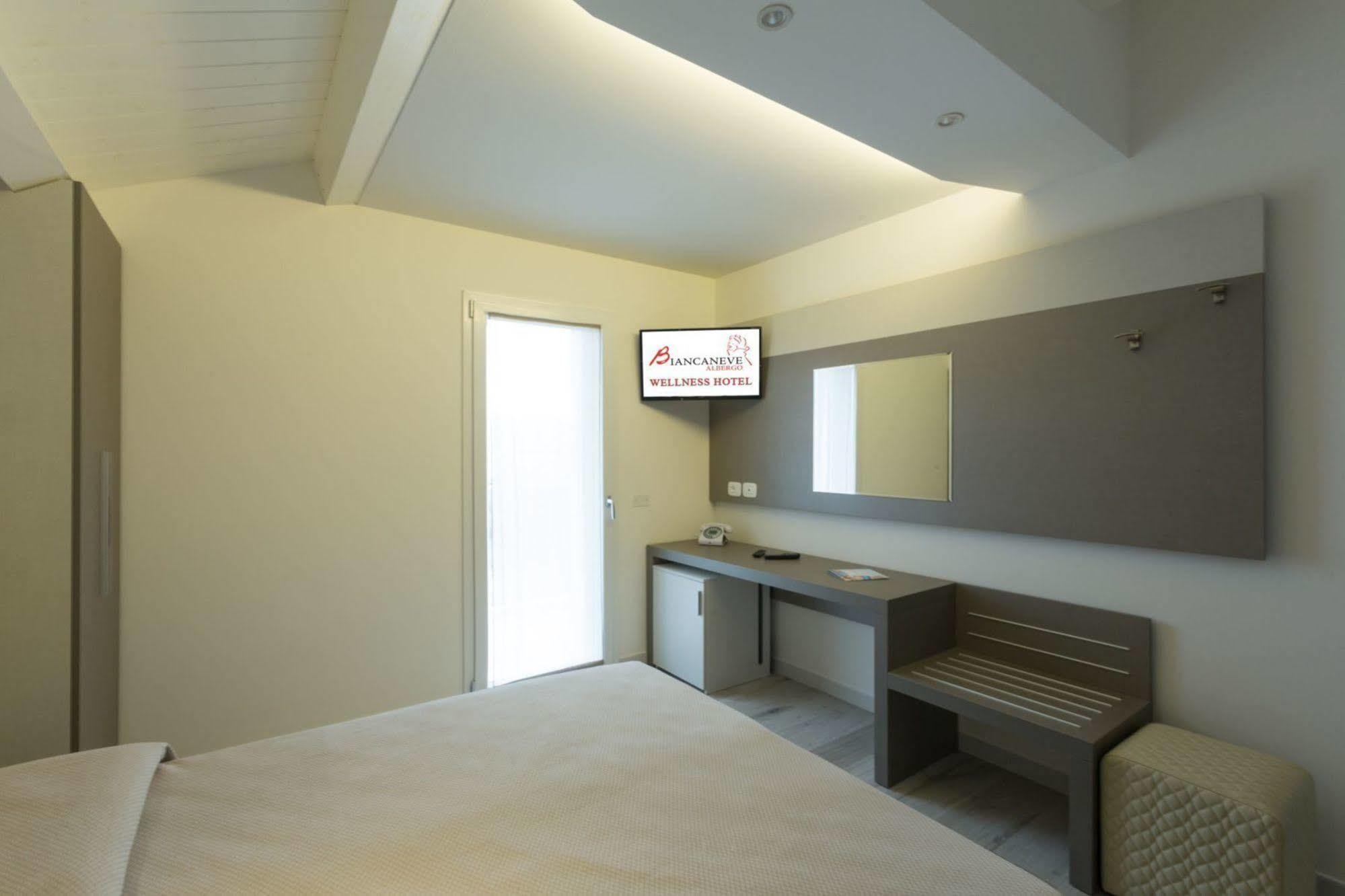 Hotel Biancaneve Wellness Marotta Esterno foto