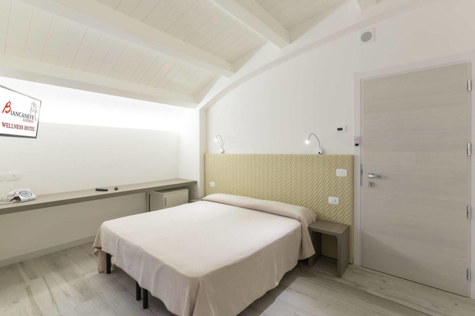 Hotel Biancaneve Wellness Marotta Esterno foto