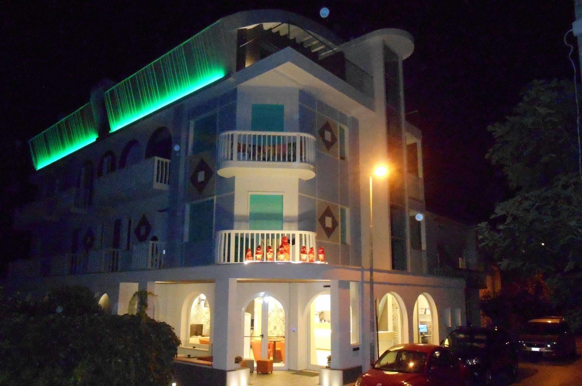 Hotel Biancaneve Wellness Marotta Esterno foto